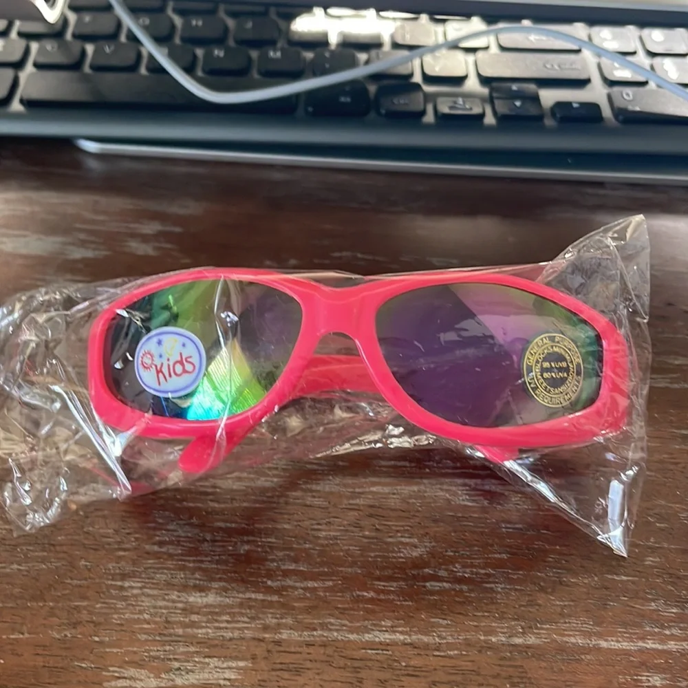 Kids hot pink sunglasses IOP